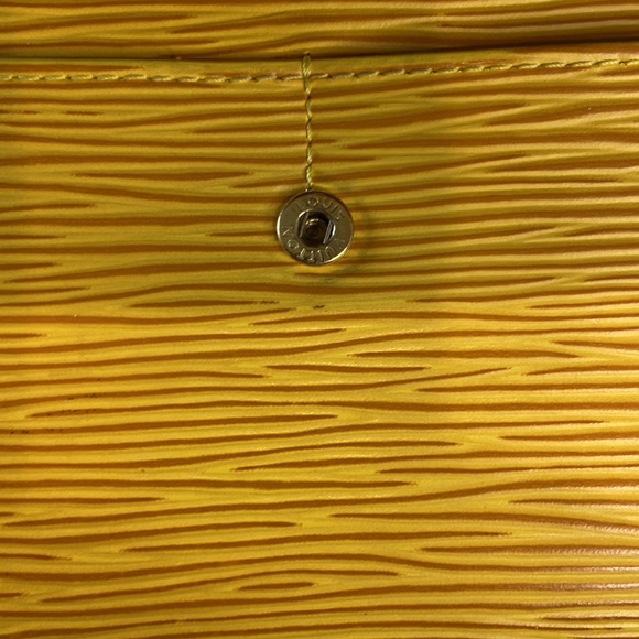 LOUIS VUITTON Credit
Long Bifold Wallet Epi
Leather - Picture 12 of 13